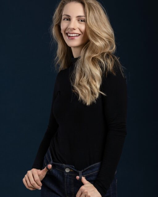 Uśmiech, dystans i 100% autentyczności! 🤩 Tak wyglądała nasza sesja wizerunkowa z super zdolną fotografką Wiolettą! Z Wojtkiem za aparatem i Wiolą pełną własnych pomysłów, stworzyliśmy materiał idealny do social mediów i na stronę. Zero spiny, mnóstwo śmiechu! Takie projekty to czysta przyjemność! #sesjawizerunkowa #studiofotograficznelublin #sesjabiznesowalublin