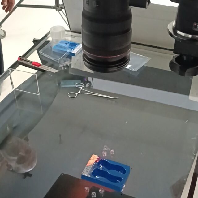 Robimy packshoty! 📸 Czasem trafiają do nas naprawdę intrygujące przedmioty, a żeby dobrze oddać ich charakter na zdjęciach, często musimy poznać ich przeznaczenie.

Zapomnijcie o stołach bezcieniowych! Nasz patent to praca na grubej, dużej szybie. Dzięki temu unikamy niechcianych cieni wokół produktu, a usuwanie tła i wstawianie dowolnego koloru (zazwyczaj klasycznej bieli) staje się szybkie i precyzyjne! 💎

#studiofotograficznelublin #packshoty #fotografialublin #produktlublin #zdjeciaproduktowelublin #studiofotolublin