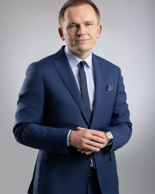 Jeden lider, wiele twarzy. Zobaczcie efekty sesji wizerunkowej Pawła. 👇

Kiedy Paweł zawitał do naszego studia, postawiliśmy na różnorodność. Zamiast jednego ujęcia – stworzyliśmy kompletne portfolio, które dopasowuje się do biznesowego kontekstu:

1️⃣ Klasyka – Czystość i profesjonalizm (szare tło).
2️⃣ Autorytet – Głębia i prestiż w świetle rembrandtowskim (granat).
3️⃣ Power Look – Czysta siła lidera w stylu „Boss” (czarne tło, niski klucz).
4️⃣ Mentor – Doświadczenie i przystępność w lżejszym wydaniu.

Klucz do sukcesu? Świetny klimat, kawa i pełne zrozumienie celu. W WiP-Studio fotografia biznesowa to proces budowania Twojej marki osobistej. 🚀

Który styl najbardziej pasuje do Twojej profesji? Daj znać w komentarzu! 👇

📩 Zapraszamy na sesje – zadbaj o swój wizerunek z WiP-Studio.
#lublin #studiolublin #fotografialublin #lubelskie #fotografiaprofesjonalna #fotografiabiznesowa #sesjawizerunkowa #personalbrand #biurolublin #bizneslublin #wipstudio #studioportretowe #fotograflublin #lublinmiastoinspiracji #markaosobista #professionalportrait #portretbiznesowy #ambasadorlubelskiego #sukceswbiznesie #fotopolska