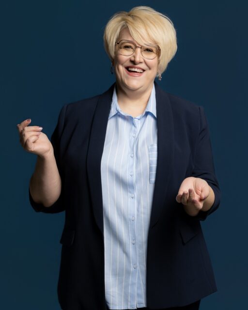 Jak pokazać empatię, spokój i profesjonalizm na jednym zdjęciu? 🤔 Ostatnio w @studio5_lublin miałem przyjemność pracować z Olgą – pedagogiem specjalnym, która na co dzień wspiera osoby w spektrum autyzmu. 💙

Naszym celem była sesja wizerunkowa, która buduje natychmiastowe zaufanie. W tym zawodzie portret to coś więcej niż wizytówka – to komunikat dla rodziców i podopiecznych: „Jesteś w dobrych rękach”. 🤝

Dzięki możliwościom, jakie daje nam praca w Studio5, mogliśmy stworzyć kilka zupełnie różnych klimatów:
✨ od pełnej uśmiechu otwartości,
✨ przez skupienie i empatię,
✨ aż po pewność siebie i profesjonalny autorytet.

Efekt? Komplet zdjęć na stronę www i do social mediów, które są w 100% spójne z misją Olgi. Zapraszam do przesuwania w lewo, by zobaczyć kulisy tej sesji! ⬅️📸

Szukasz fotografa w Lublinie, który zrozumie Twój biznes i pomoże Ci pokazać to, co w nim najcenniejsze? Zapraszam do WiP-Studio!

#WojtekKornet #WiPStudio #Studio5 #fotografLublin #Lublin #sesjawizerunkowaLublin #fotografiabiznesowaLublin #studiolublin #portretlublin #pedagogspecjalny #brandingosobisty #fotografialublin #lublinmiastoinspiracji #bizneslublin #sesjalublin #profesjonalnywizerunek