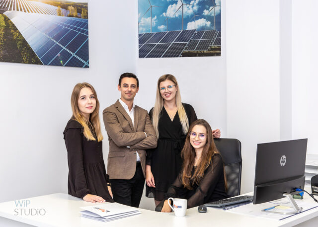 Energia, uśmiech i słońce, czyli nasza wizyta w SUNPROFI ☀️
Ostatnio jako zespół WiP-Studio mieliśmy okazję odwiedzić ekipę, która o słońcu wie absolutnie wszystko. Mowa o SUNPROFI z Lublina – to prawdziwi eksperci od fotowoltaiki i OZE, którzy z Lubelszczyzny napędzają zieloną rewolucję w całej Polsce.
To nie była kolejna „sztywna” sesja korporacyjna. Od samego wejścia poczuliśmy świetny vibe! Pracowaliśmy z ludźmi, którzy autentycznie lubią to, co robią, a to dla nas – fotografów – najlepszy scenariusz.
Co robiliśmy?
Działaliśmy wspólnie, żeby pokazać SUNPROFI od kuchni. To nie tylko hurtownia z panelami, to przede wszystkim zgrany team specjalistów.
Zależało nam, żeby na zdjęciach było czuć tę luźną, ale profesjonalną atmosferę, która panuje u nich w biurze.
Postawiliśmy na autentyczność – żadnego sztucznego pozowania, tylko prawdziwe emocje, kawa i wspólne narady (nawet jeśli do zdjęć musieliśmy je nieco „podrasować” estetycznie!).
Fajnie jest widzieć, jak nowoczesne firmy z Lublina i całego Lubelskiego rozwijają się z taką pasją. My ze swojej strony zadbaliśmy o to, żeby ich wizerunek w sieci był równie jasny i przejrzysty jak energia, którą promują.
Jeśli Twoja firma potrzebuje odświeżenia wizerunku lub profesjonalnej sesji zespołowej na terenie województwa lubelskiego, zapraszamy do kontaktu. Chętnie stworzymy wspólnie coś wyjątkowego!

#fotografialublin #sesjabiznesowalublin #sesjawizerunkowalublin #lublin #lubelskie #bizneslublin #fotografbiznesowylublin #studiolublin #wipstudio #lublinmiastoinspiracji #fotografwarszawa #sesjabiznesowawarszawa #sesjawizerunkowawarszawa #warszawabiznes #fotografiaprofesjonalna #warszawa #mazowieckie #bizneswarszawa #studiowarszawa